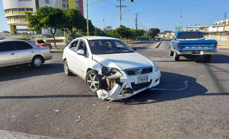 Reportan choque frente a rectorado de LUZ