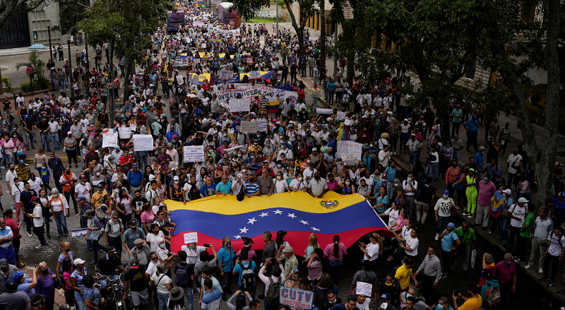 Docentes venezolanos cumplen una semana de protestas por salarios