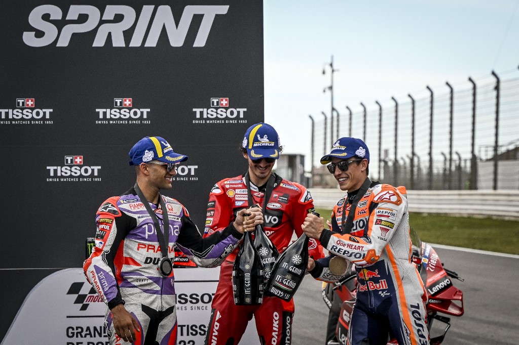 Márquez se lleva la pole en Portugal, mientras Bagnaia gana el primer sprint de MotoGP