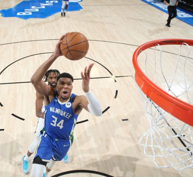 Giannis Antetokounmpo sumó doble doble en paliza de Bucks sobre Spurs (Video)
