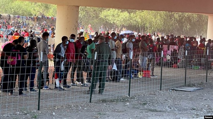 Migrantes venezolanos llegan a línea divisoria México-EEUU para exigir entrada