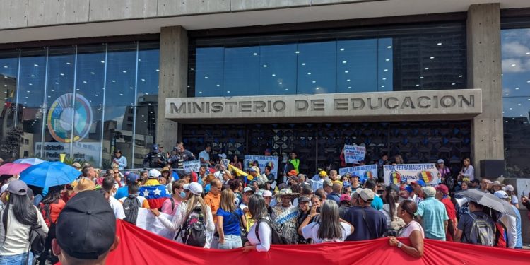 Docentes protestan por salarios dignos frente al Ministerio de Educación en Caracas