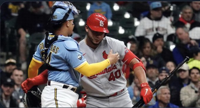 Los hermanos Contreras se abrazaron en el juego entre San Luis y Milwaukee