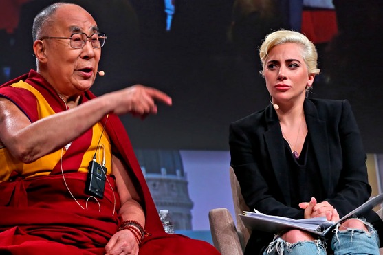 Otro momento incómodo: Circula video del Dalai Lama tocando las piernas de Lady Gaga (+Video)
