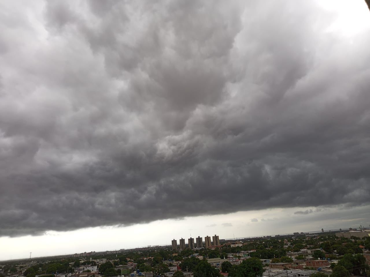 Tarde de temporal y aguacero refrescó el calorón en Maracaibo (+Fotos y videos)