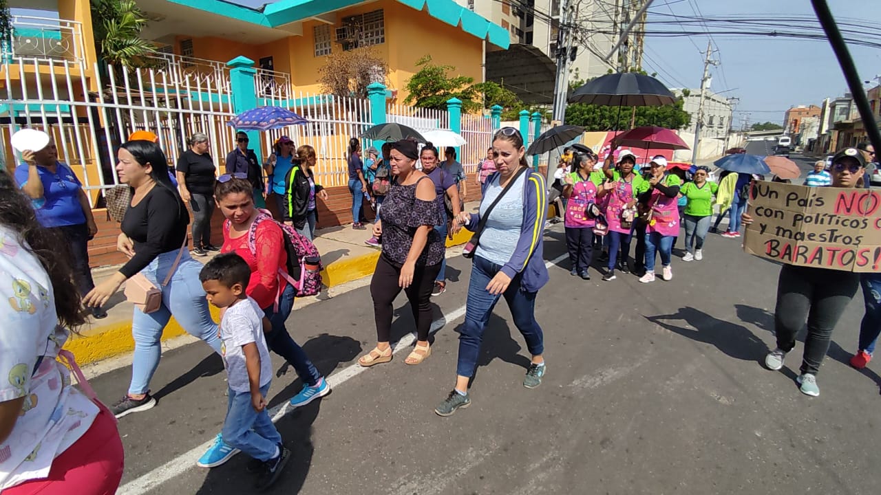 Docentes zulianos marcharon otra vez y anuncian PARO DE 24 HORAS para este jueves 11 de mayo