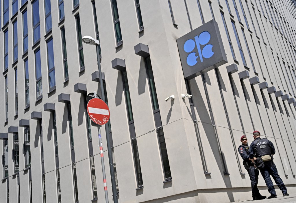 El petróleo sube tras anuncio de Arabia sobre recorte en su producción