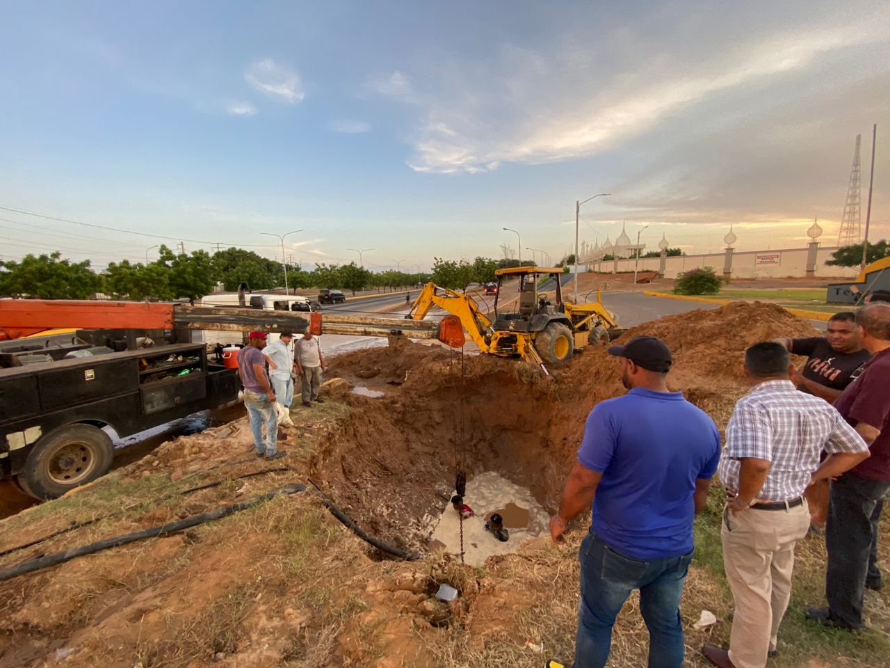 Hidrolago realiza jornada de eliminación de fugas de agua en la parroquia Cacique Mara