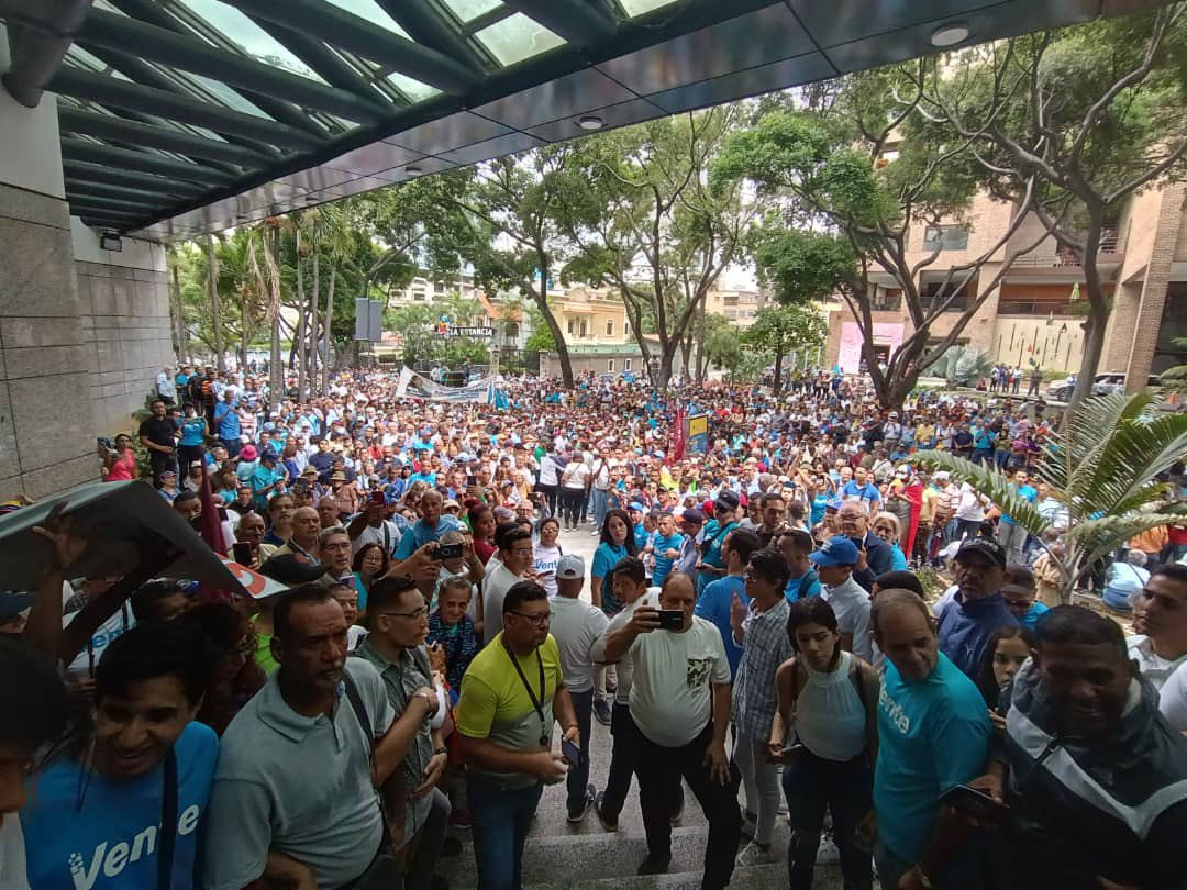 Multitud de simpatizantes acompañó a  María Corina Machado a su inscripción en la Primaria(+Videos)