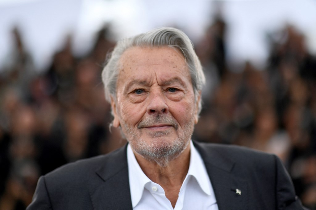 Hijos de Alain Delon denuncian a compañera del actor por 