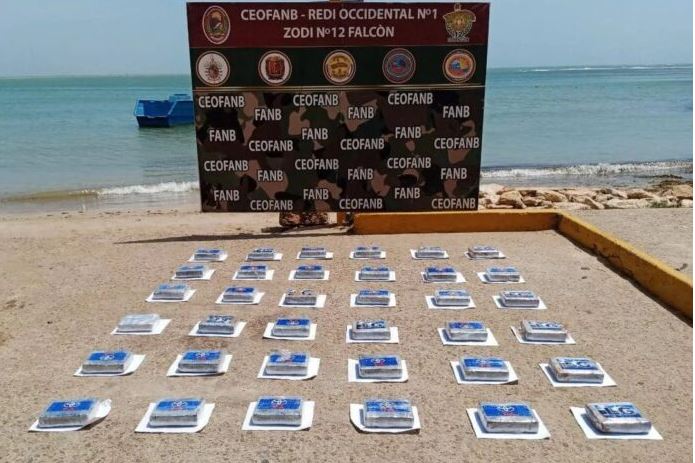 GNB encontró 36 panelas de cocaína de embarcación que zozobró entre Aruba y Falcón