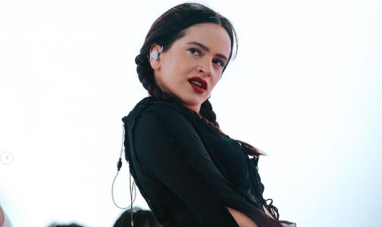Rosalía reaparece tras ruptura amorosa y llora durante concierto en París