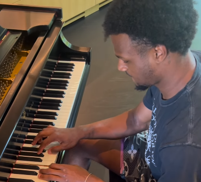 El hijo de LeBron James, Bronny, reaparece en un video tocando el piano