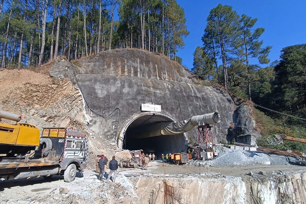 Siguen vivos los 40 trabajadores atrapados en un túnel colapsado en India
