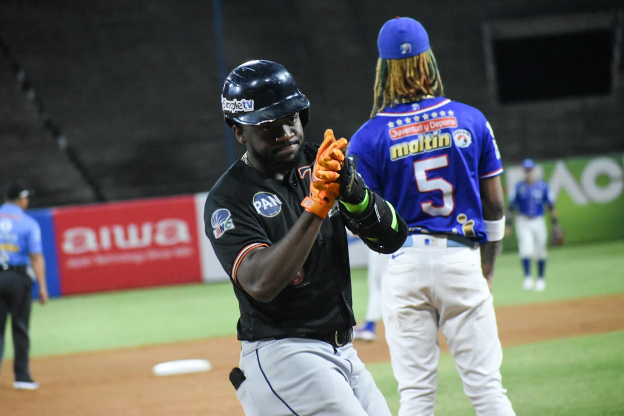 Águilas vio cortada su racha al caer ante Tiburones en el Universitario