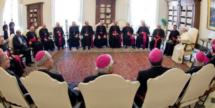 Obispos se rebelan contra la bendición de las parejas gays aprobada por el Papa Francisco
