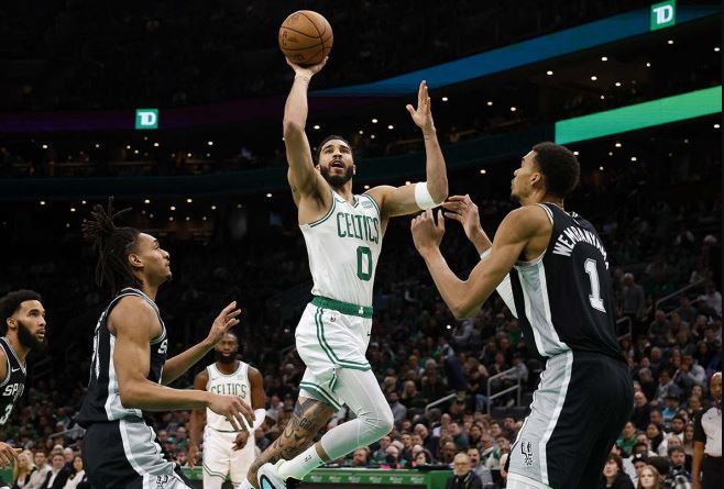 Celtics extiende su invicto local al derrotar por paliza a los Spurs