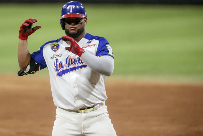 Tiburones vence 4-1 a Leones y mantiene su invicto en el Round Robin