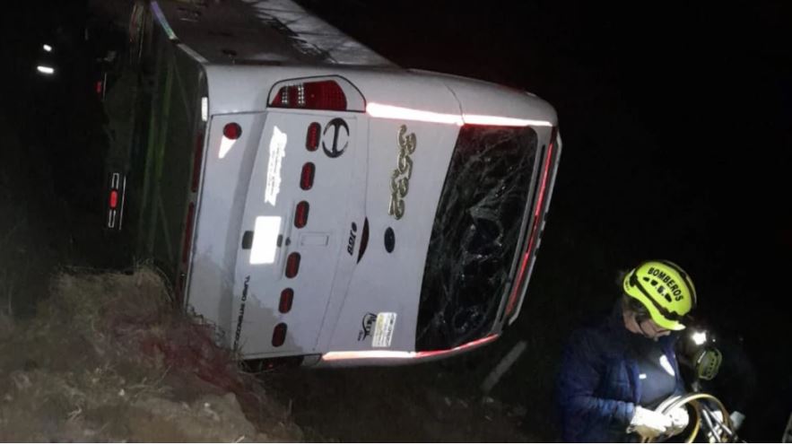 Cinco muertos y más de 30 heridos dejó aparatoso vuelco de un bus en Antioquía