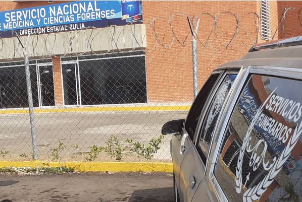 Un hombre muerto y dos heridos tras chocar su carro contra un poste en el barrio San José
