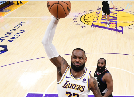 LeBron James encestó 25 puntos en triunfo de Lakers sobre Clippers