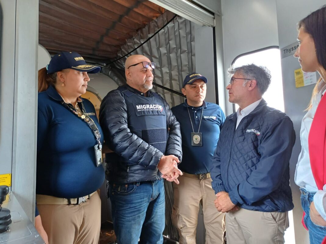 Exjefe paramilitar Salvatore Mancuso arribó a Bogotá deportado de EEUU: Gobierno colombiano garantizará su seguridad