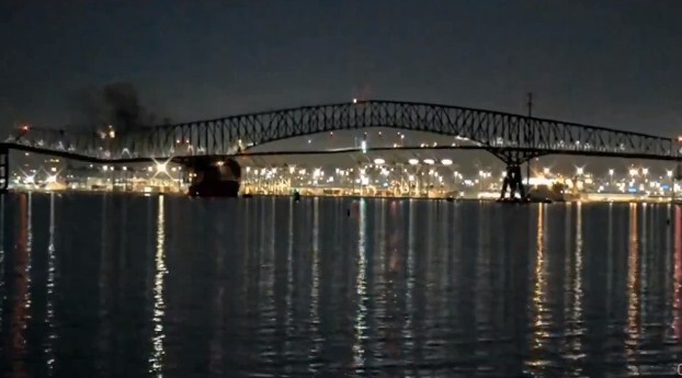 Puente en Baltimore-EEUU se desplomó al ser impactado por barco portacontenedores (+Video)