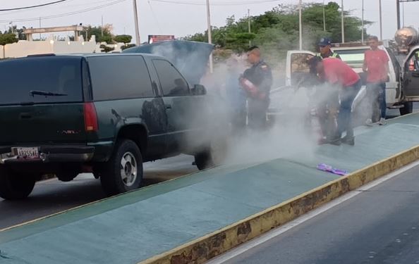 Se incendió camioneta en la cabecera del puente sobre el Lago de Maracaibo
