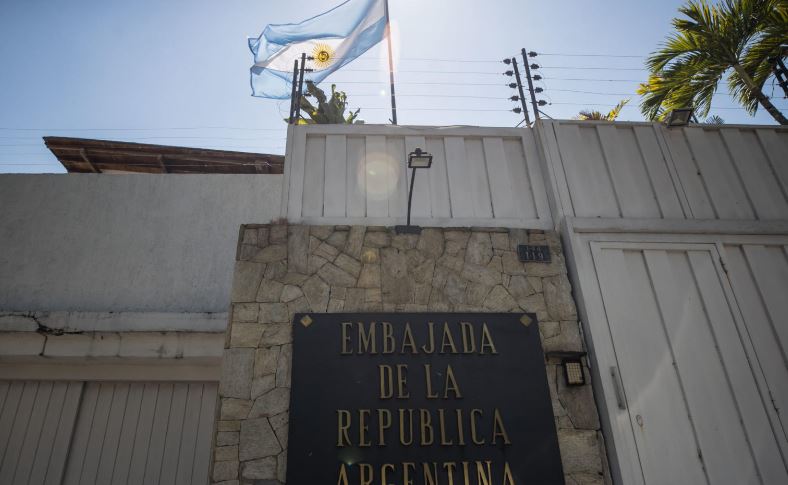 Emitirán salvoconductos para miembros de Vente Venezuela refugiados en la Embajada de Argentina