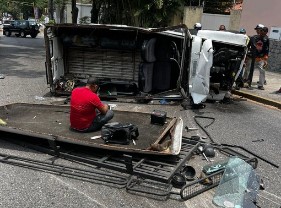 Lesionados estudiantes de bachillerato tras volcarse unidad de transporte en Altamira, Caracas