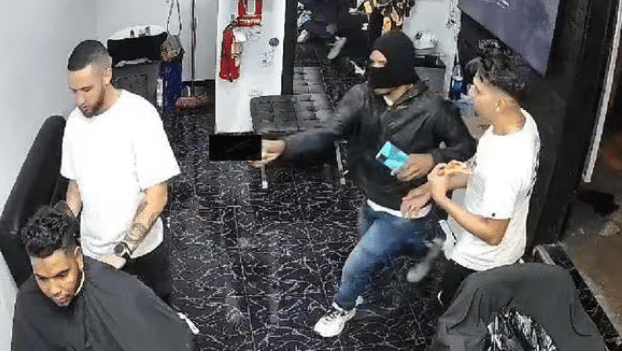 Mataron de cinco tiros a mototaxista venezolano dentro de una barbería en Perú