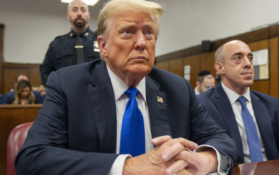 Jueza concede pausa en procesamiento de Trump por el caso de documentos confidenciales