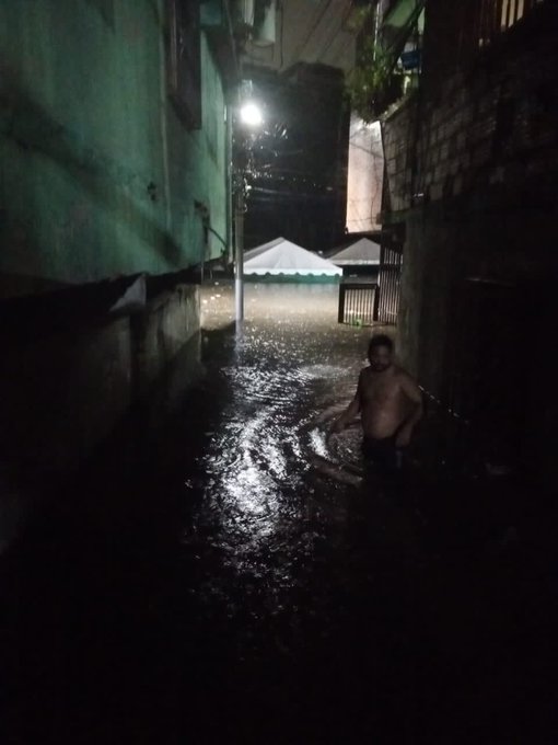 Río Guaire rebasó su cauce e inundó varios sectores de la Línea de Petare en Caracas