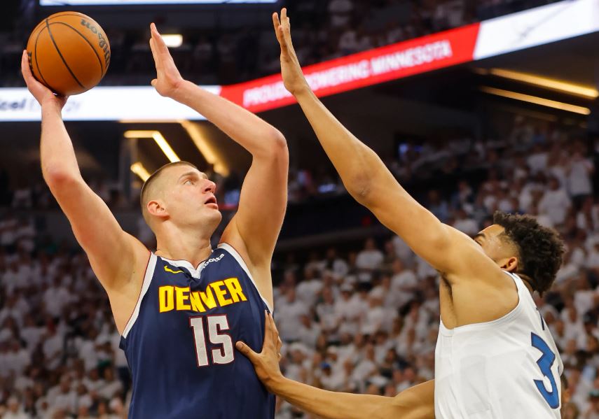 Los Nuggets igualaron las semifinales con los Wolves