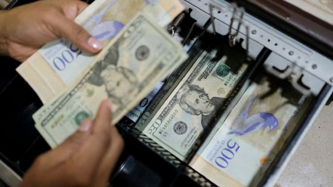 Dólar paralelo volvió a superar en más de 20 % al casi inamovible precio del oficial