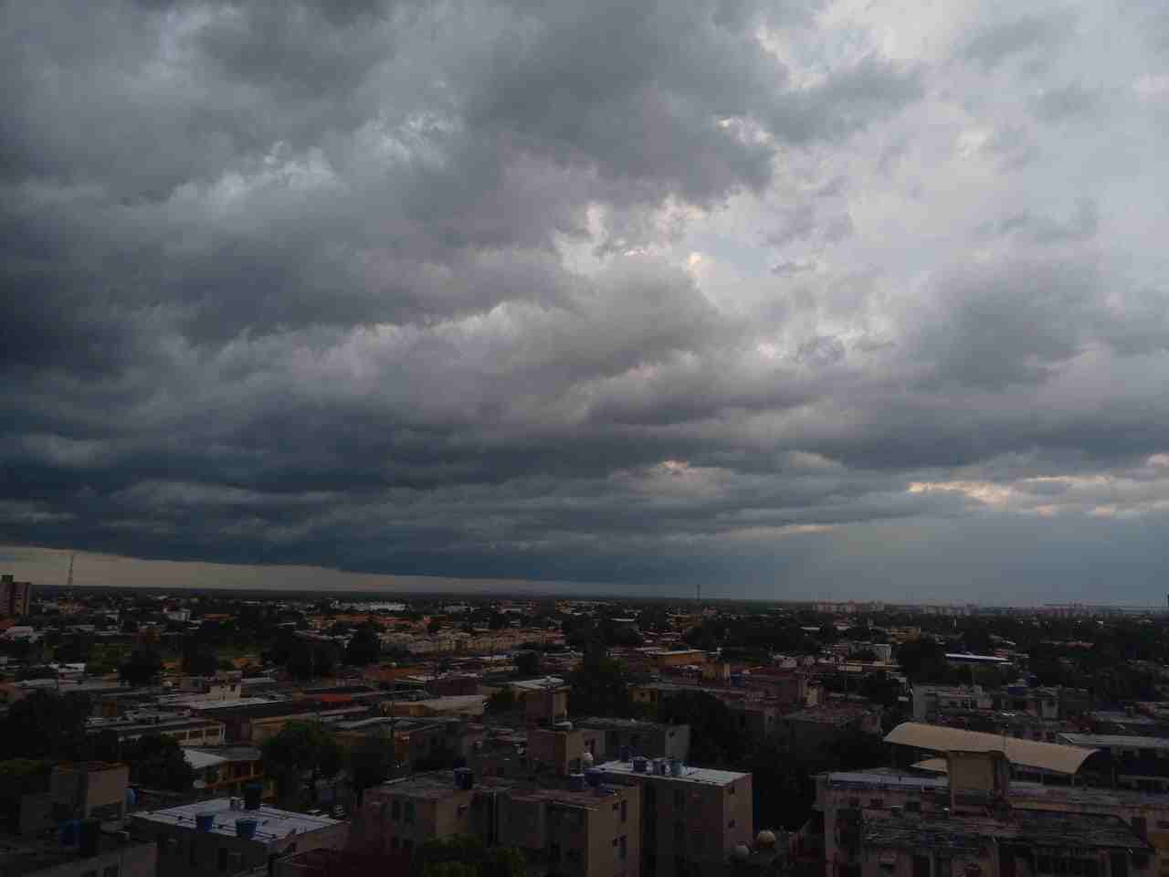 Vientos y a punto de caer el palo de agua