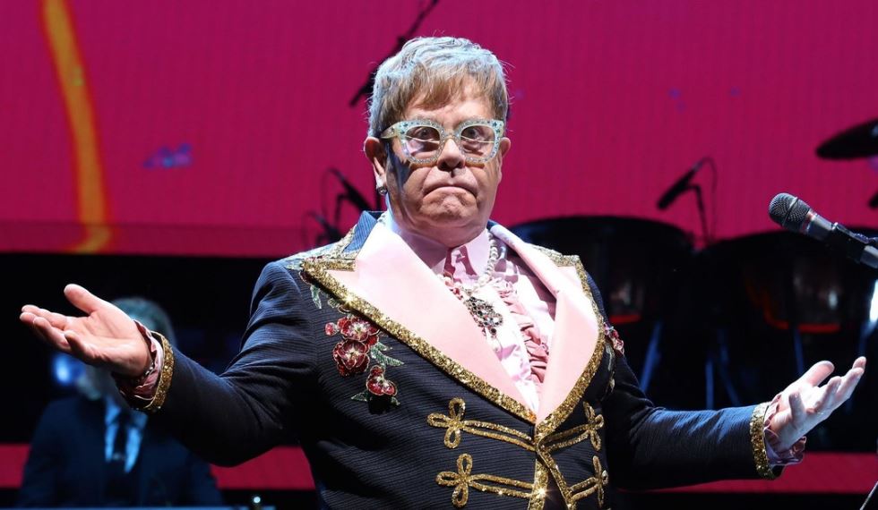 Elton John sufre de "visión limitada" en un ojo tras una grave infección ocular