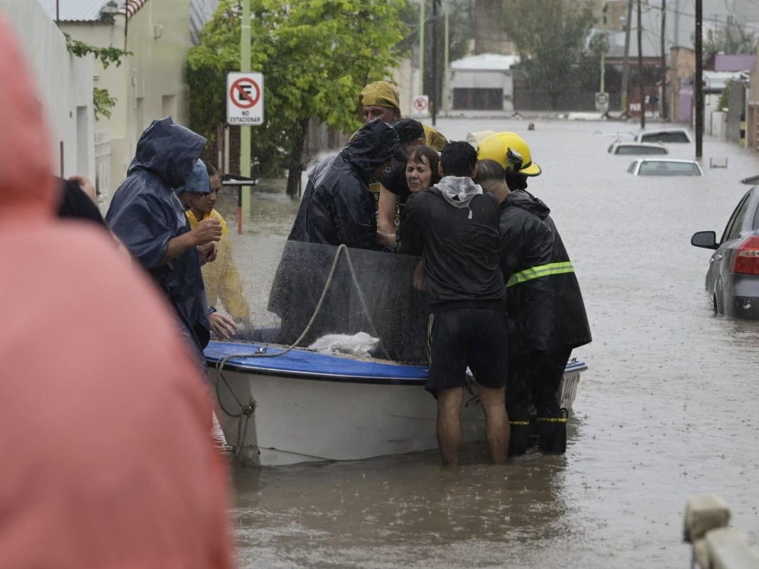 Aumentan a diez los muertos por las inundaciones en la ciudad argentina de Bahía Blanca