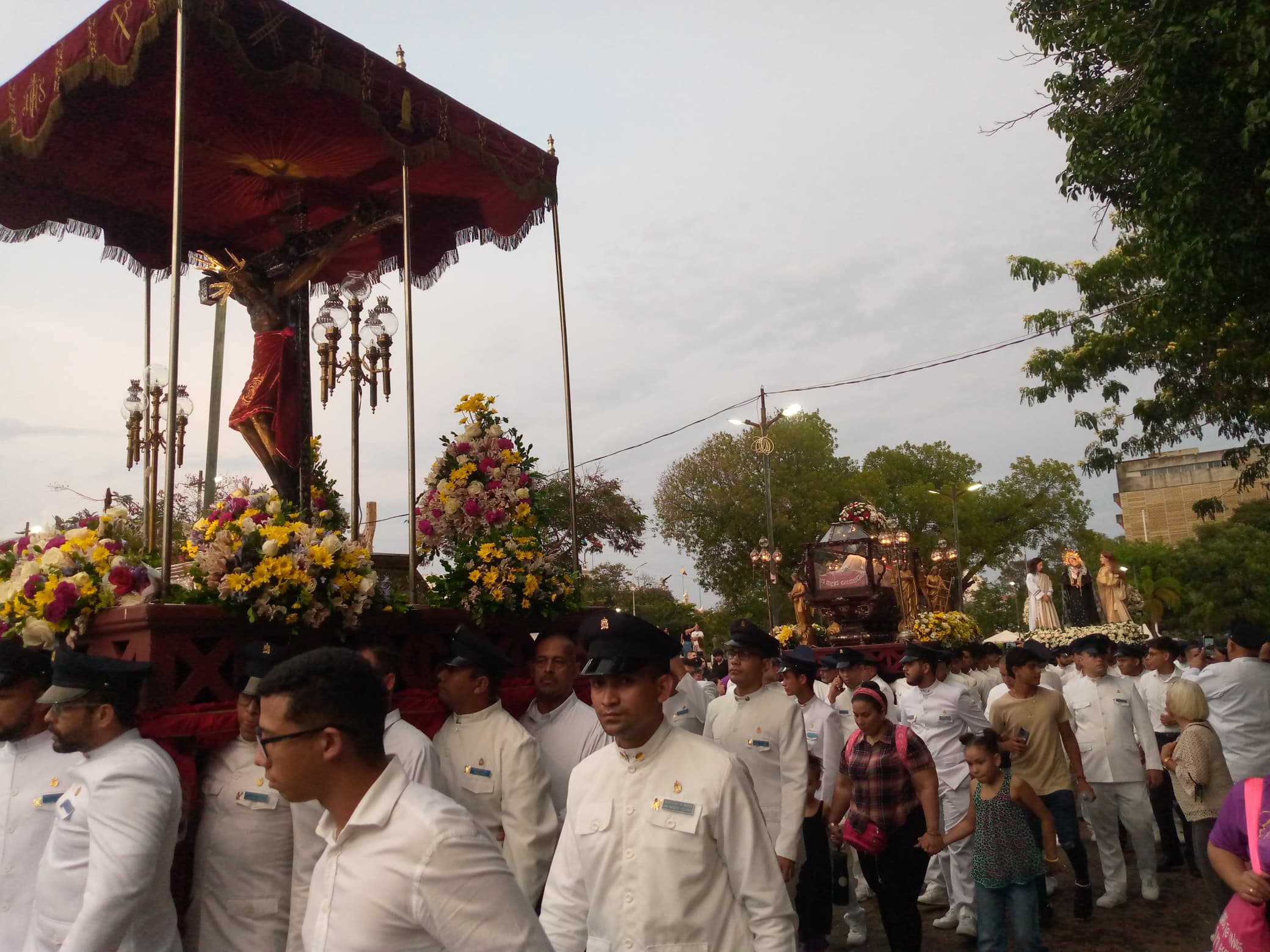 La lluvia no impidió que saliera en procesión el Santo Sepulcro, el Cristo Negro y La Dolorosa