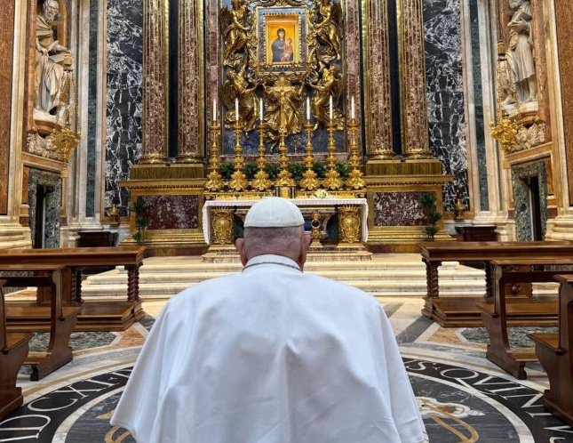 Papa Francisco sorprende con visita a la basílica de Santa María la Mayor este sábado 12-Abr