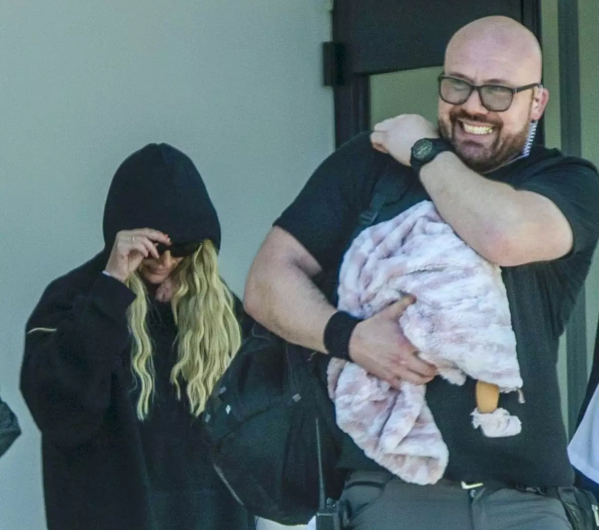 Britney Spears llega a México con un muñeco envuelto como si fuera un bebé