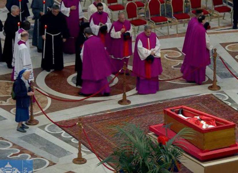 Monja rompe el protocolo y llora ante el féretro del papa Francisco