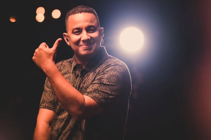 Felipe Peláez anunció que espera a su quinto hijo:  