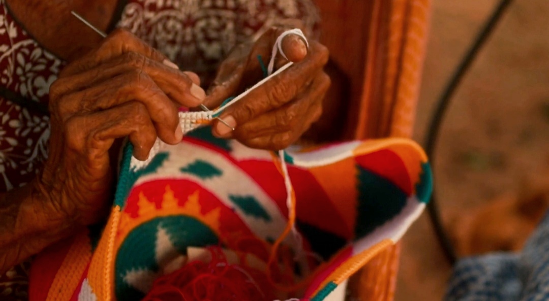El arte del tejido wayúu: Madres y abuelas preparan a las niñas desde temprana edad