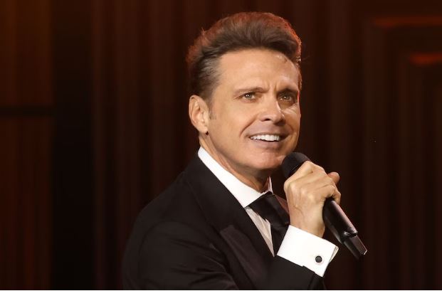 Luis Miguel celebra sus 55 años junto al amor de su vida