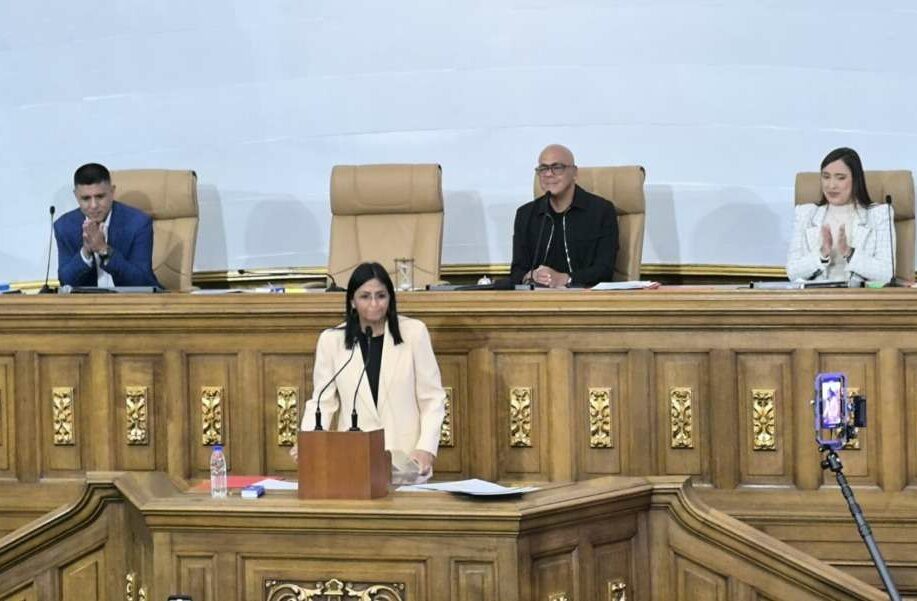 Vicepresidenta presentó decreto de emergencia económica ante la AN