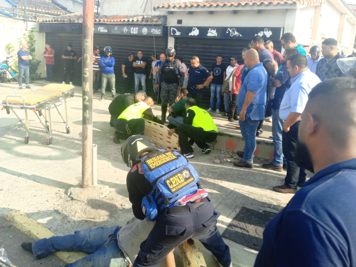 Dos heridos tras choque entre una moto y una camioneta en Primero de Mayo