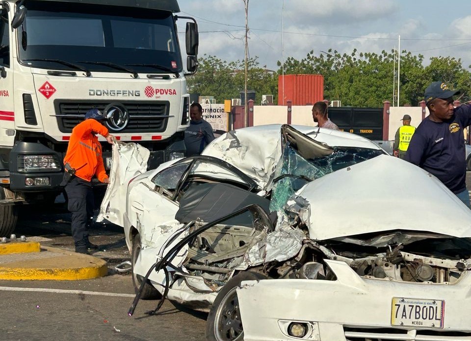 Un hombre herido dejó estrepitosa colisión en el Km. 4 entre una gandola de PDVSA y un vehículo