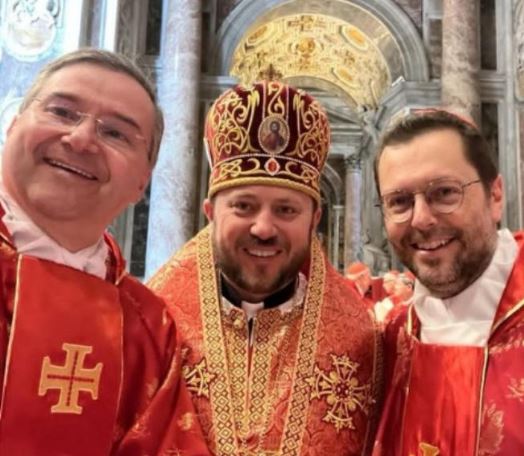 El gesto de los tres cardenales más jóvenes del Cónclave que es viral en redes sociales