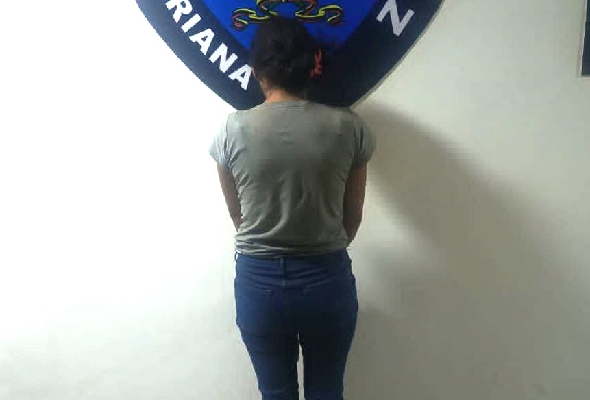 Presa por encadenar a su hijo de cinco años
